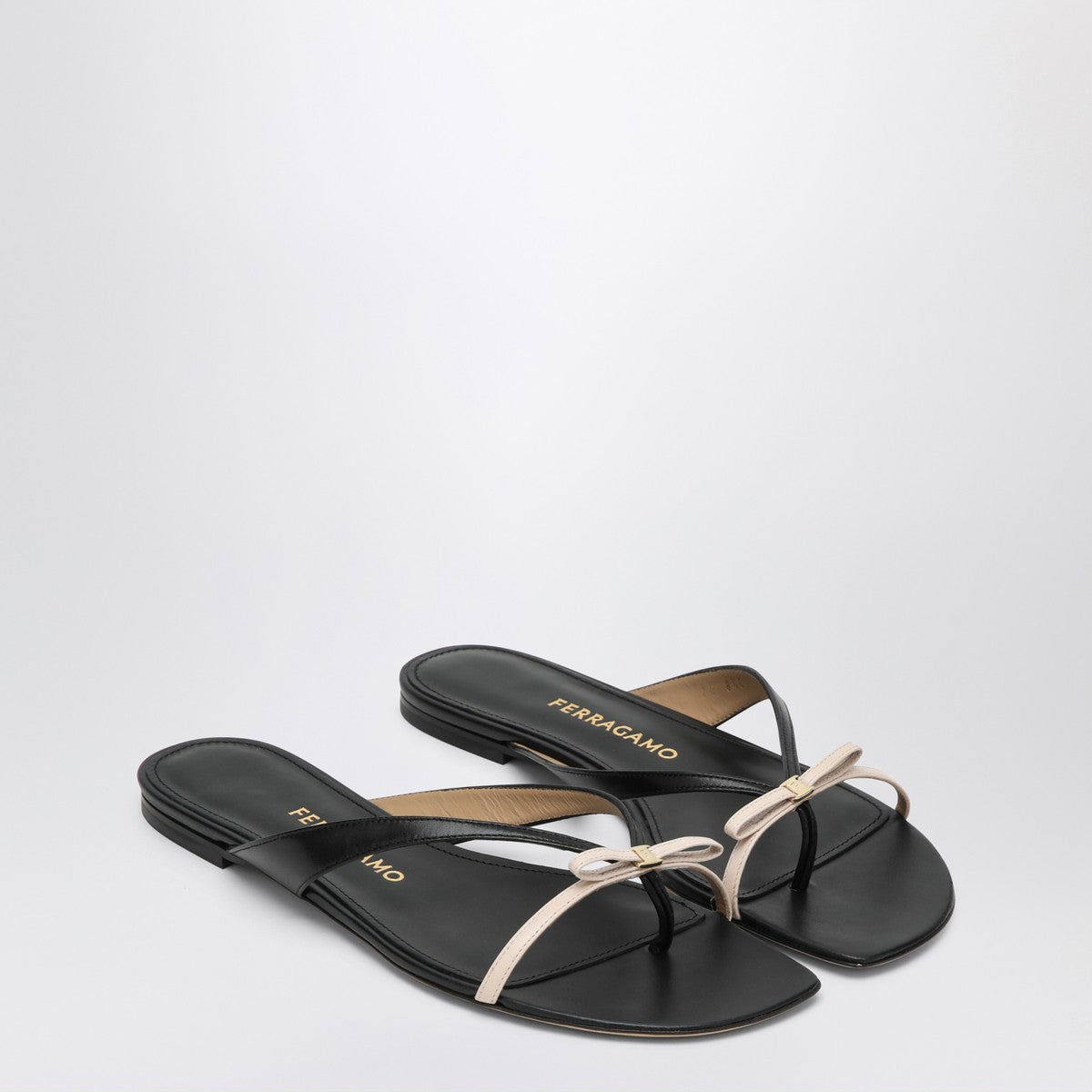 Ferragamo Mini Bow flip-flop black and powdery / regular fit Ferragamo