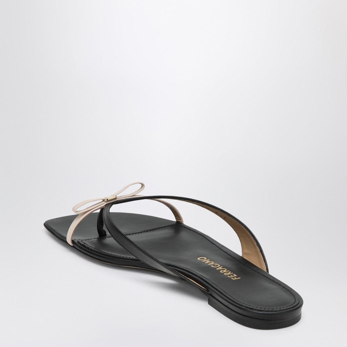 Ferragamo Mini Bow flip-flop black and powdery / regular fit Ferragamo