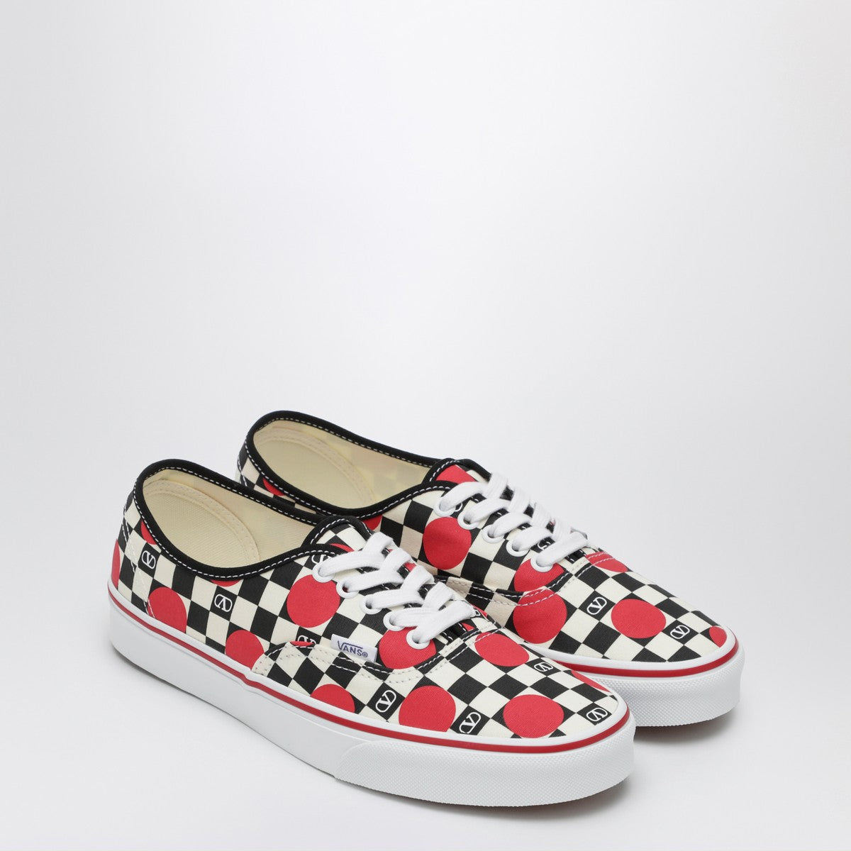 Valentino Garavani X Vans Sneaker Low-Top black/red with VLogo Checkerboard print and polka-dot detail Valentino Garavani X Vans