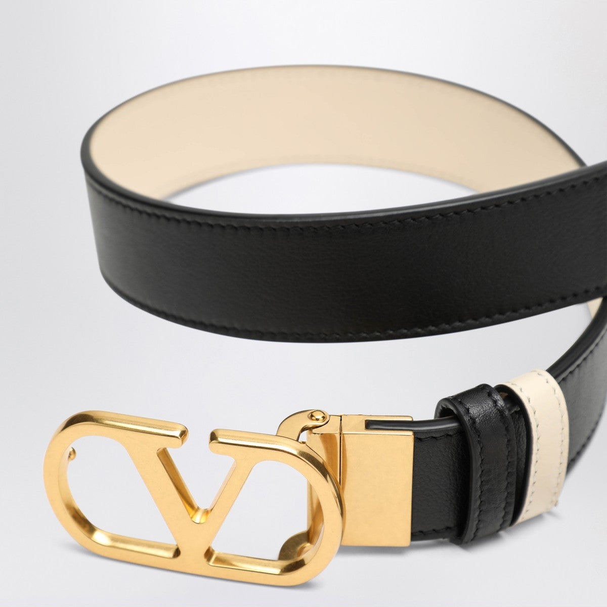 Valentino Garavani Reversible VLogo Signature belt in black/butter white Valentino Garavani
