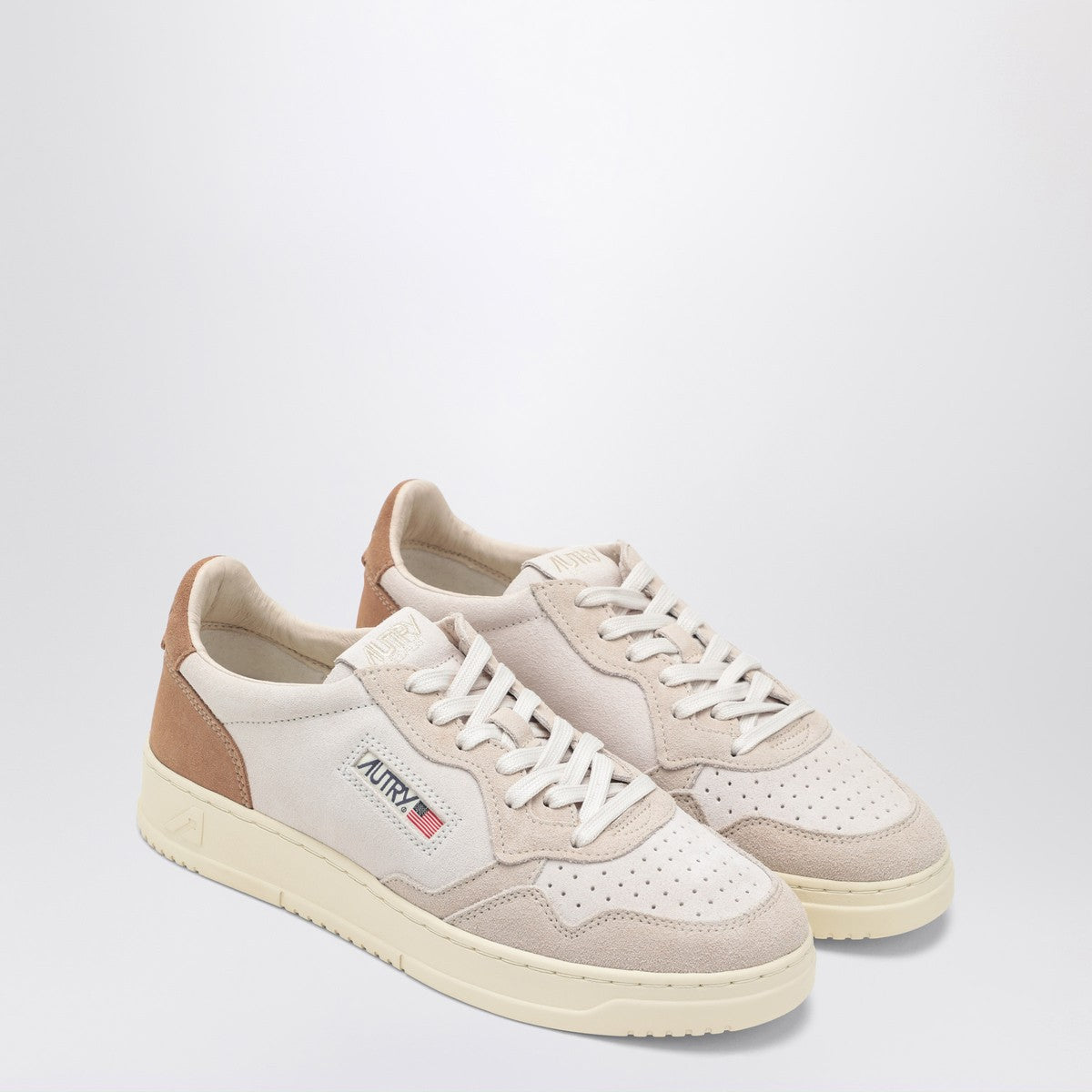 AUTRY Medalist trainer in Sand/Cigar leather and suede Autry