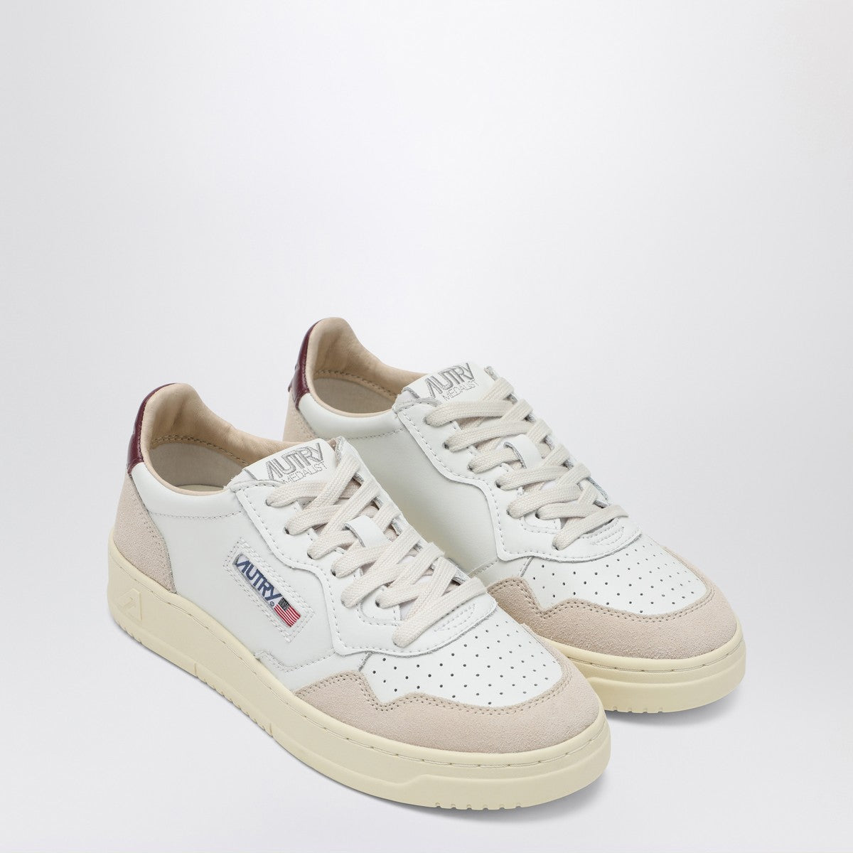 AUTRY Medalist sneakers in white/burgundy leather and suede