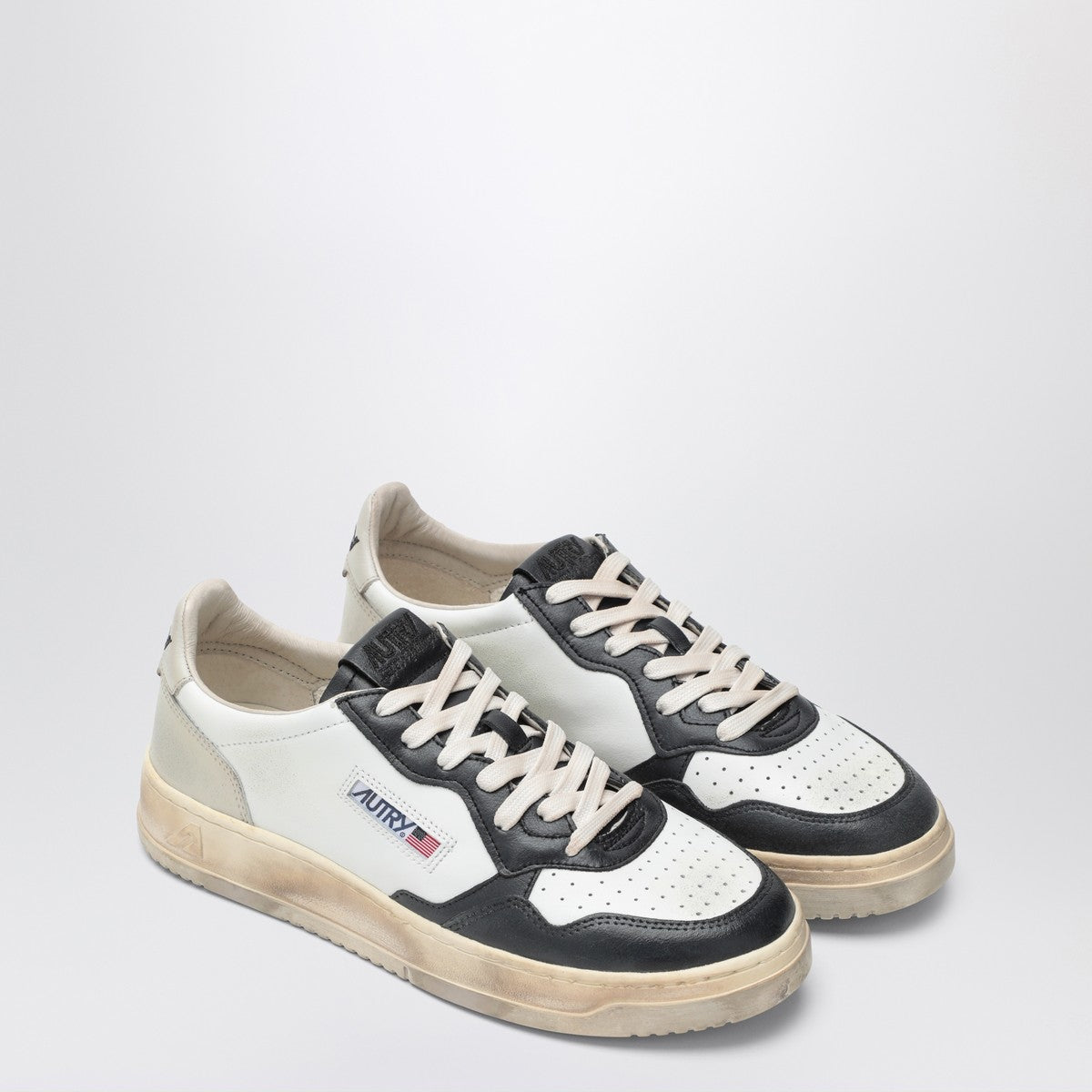 AUTRY Medalist Low Super Vintage sneakers white/black/beige Autry