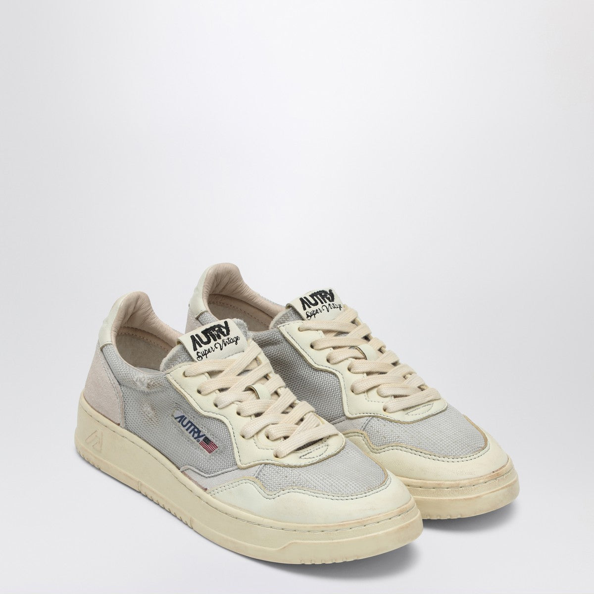 AUTRY Sneaker Medalist Low Super Vintage in gray/white leather and mesh Autry