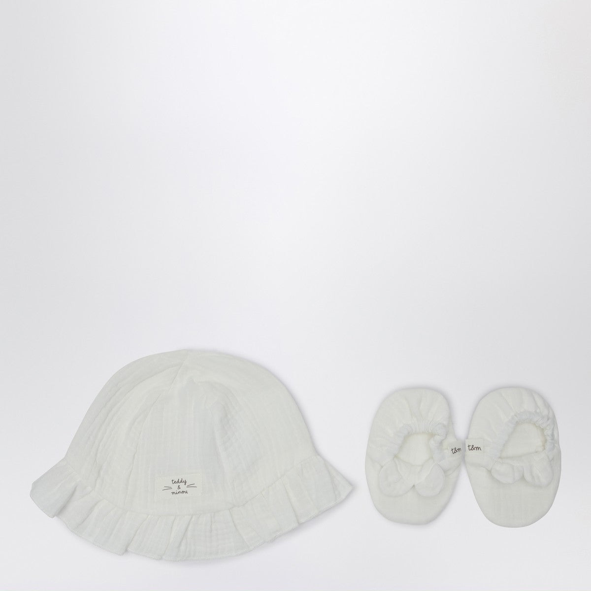 Teddy & Minou White two-piece set with hat and shoes Teddy & Minou