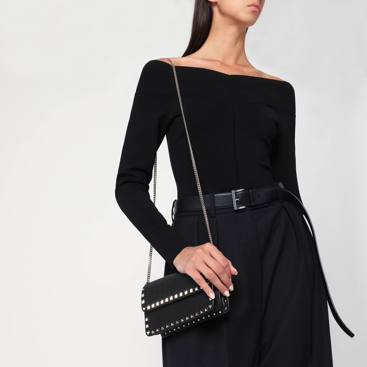 Valentino Garavani Pouch with black Rockstud chain Valentino Garavani 