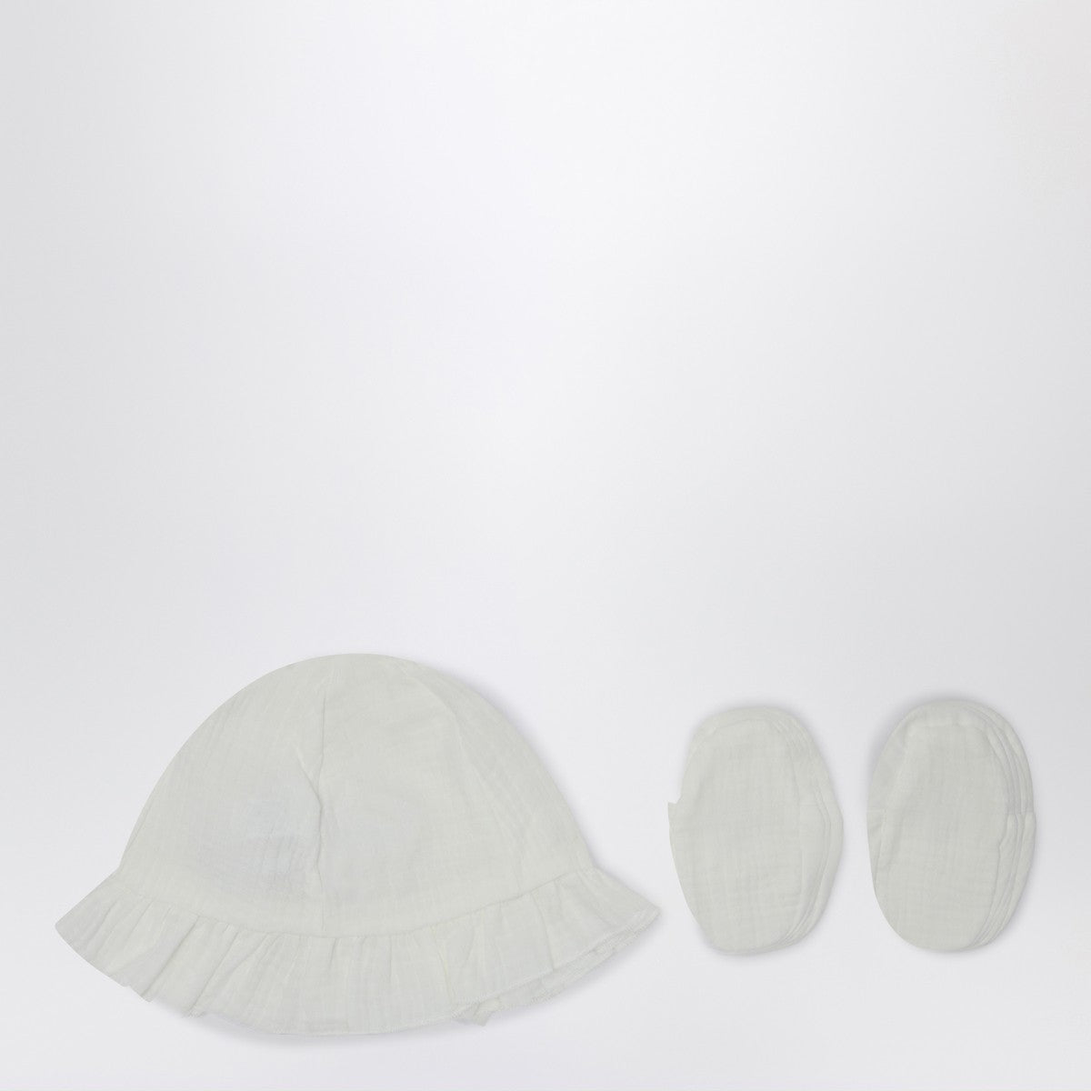 Teddy & Minou White two-piece set with hat and shoes Teddy & Minou 