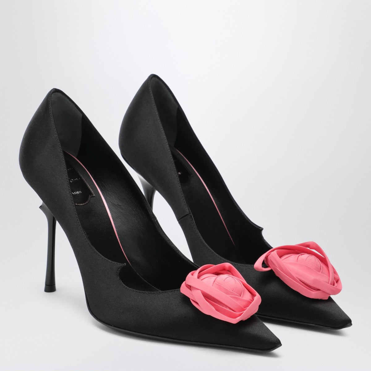 ROGER VIVIER Black satin pumps with rose Roger Vivier 